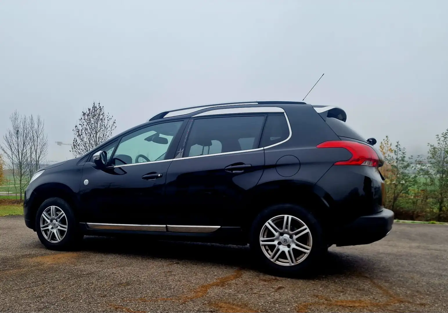 Peugeot 2008 1,2 PureTech 110 S&S Allure Schwarz - 2
