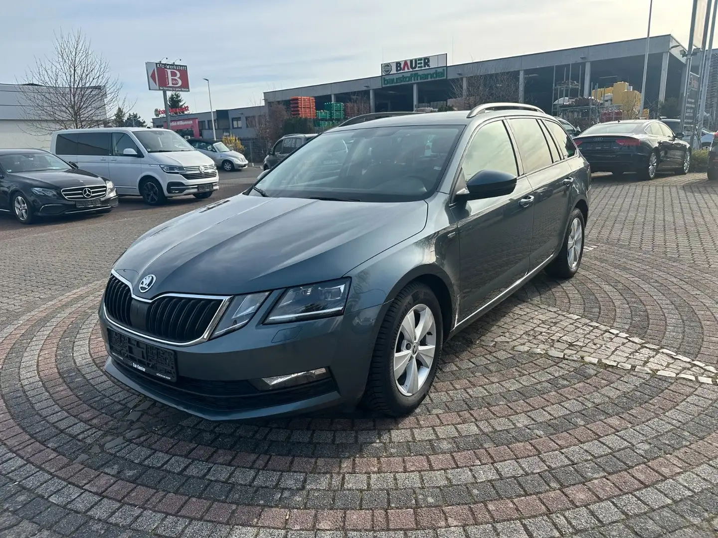 Skoda Octavia Combi Soleil 4x4 Navi,LED,AHK,Distronic Gris - 1