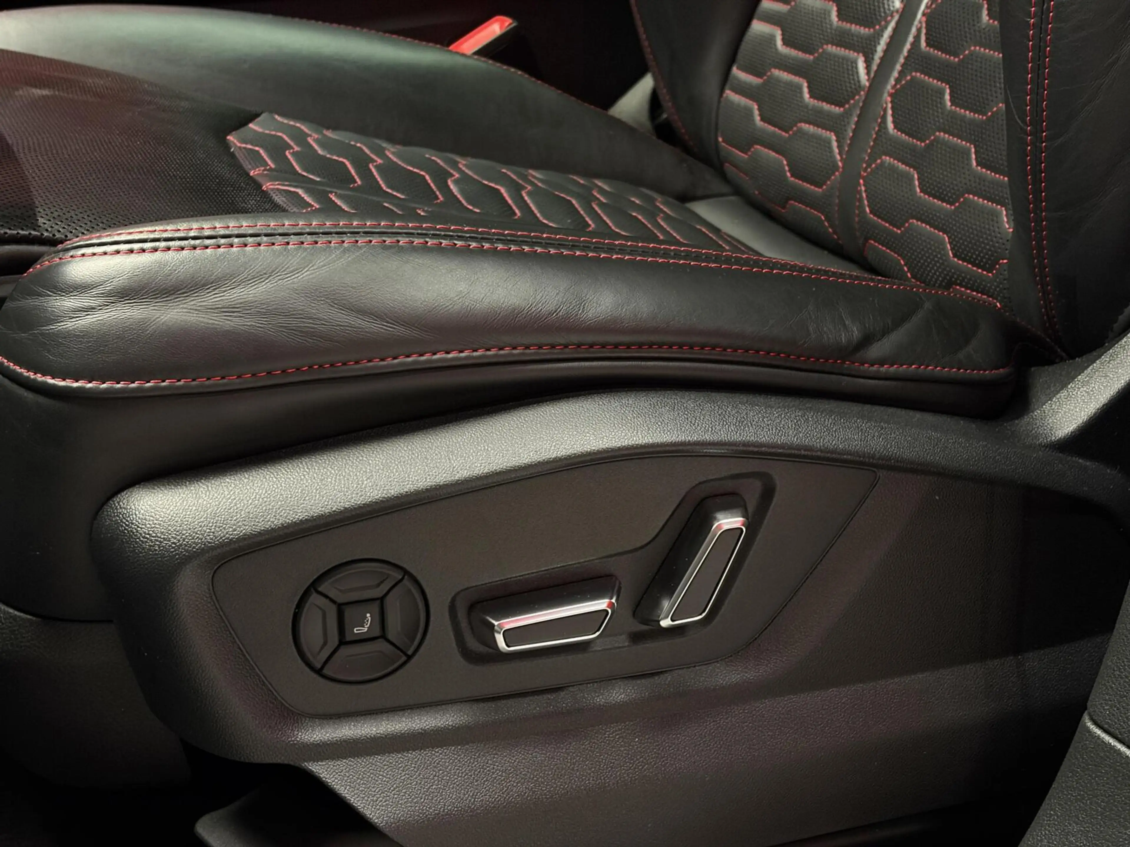 Audi RS Q8 4.0 TFSI Quattro |PANO|TREKH.|RS-DYNAMIC|B&O-3D|HU — photo 6
