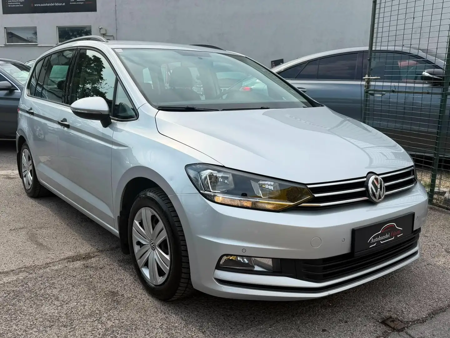 Volkswagen Touran Trendline 1,6 TDI DSG Autom 110PS Pickerl Parkhilf Silber - 1