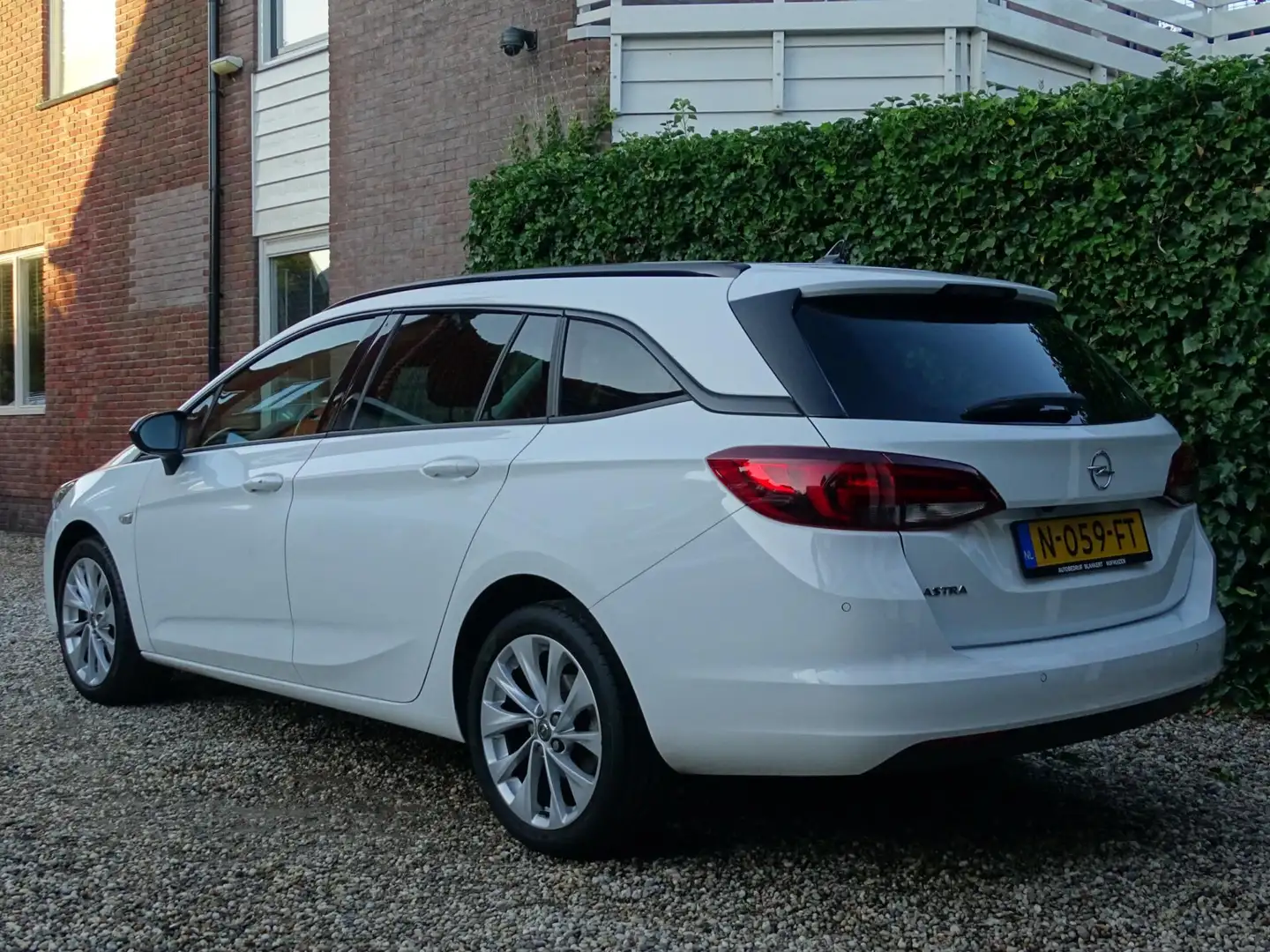 Opel Astra Sports Tourer 1.2 Business Elegance Weiß - 2