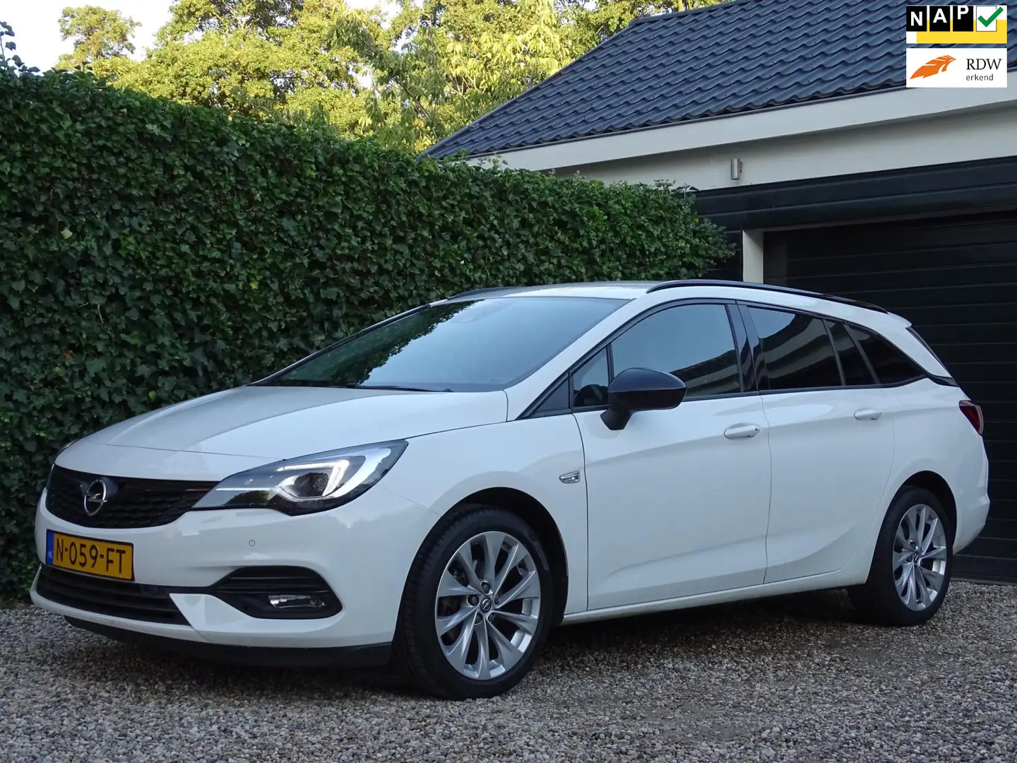 Opel Astra Sports Tourer 1.2 Business Elegance Weiß - 1