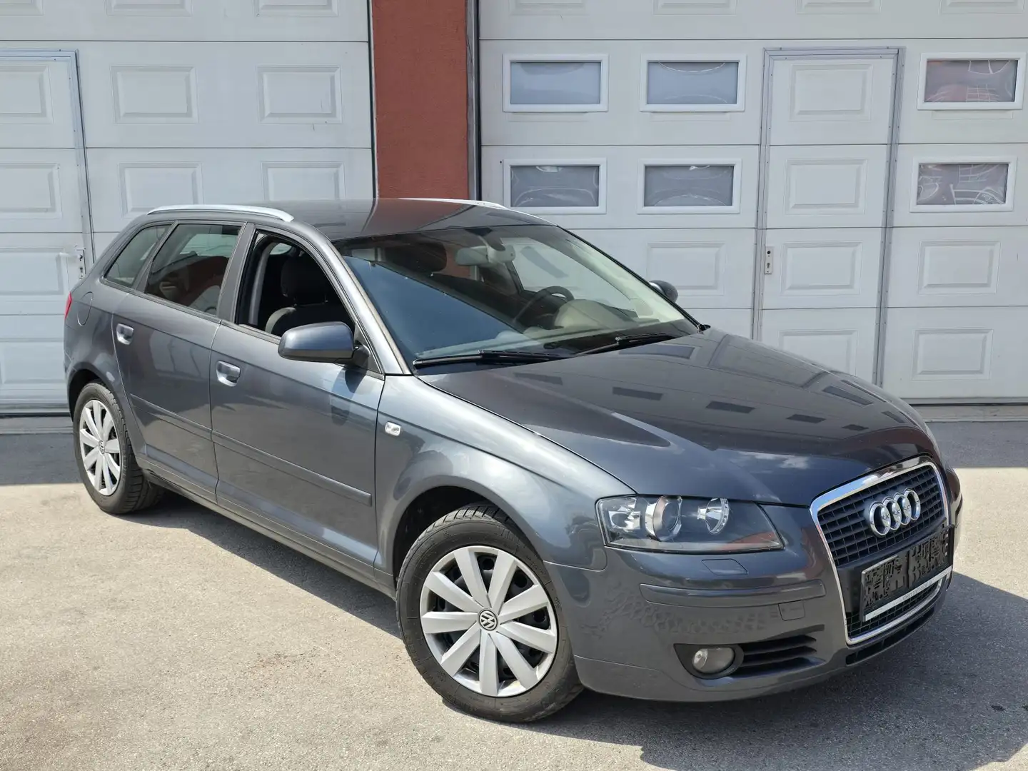 Audi A3 SB Ambiente 2,0 TDI DSG Grau - 2