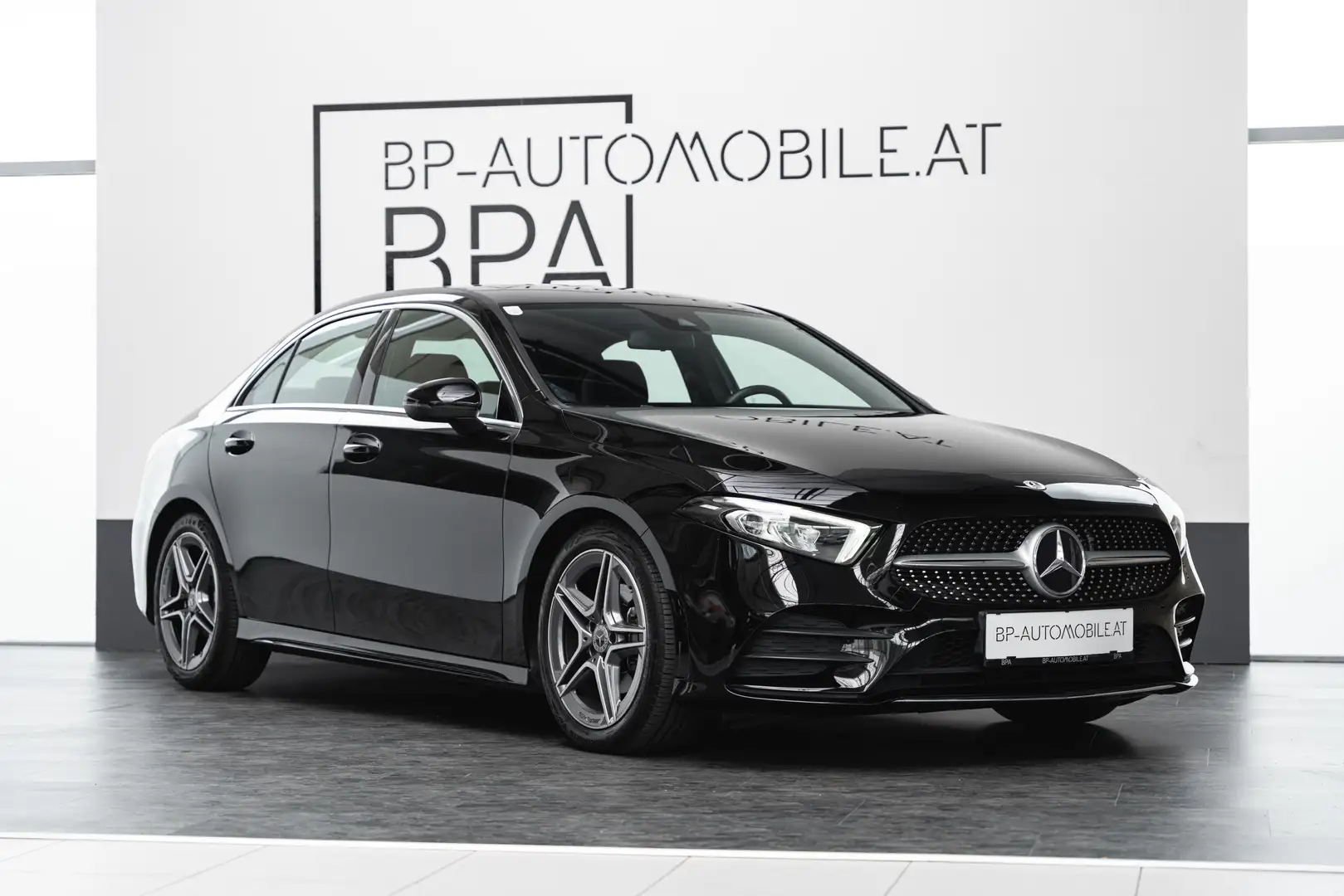 Mercedes-Benz A 180 d Limousine AMG LINE // 1.Besitz // WENIG KM // Schwarz - 2