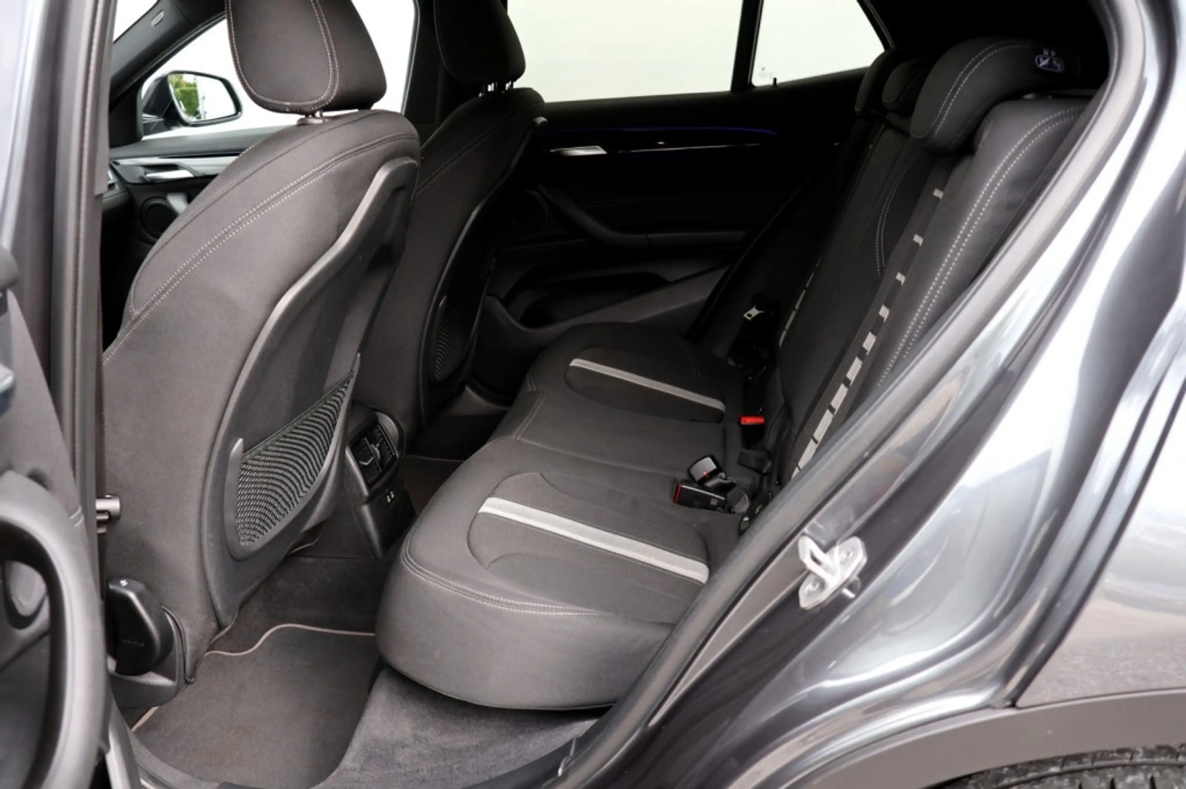 BMW X2 sDrive 18i - 140 pk **Navi / Led / DAB — photo 11