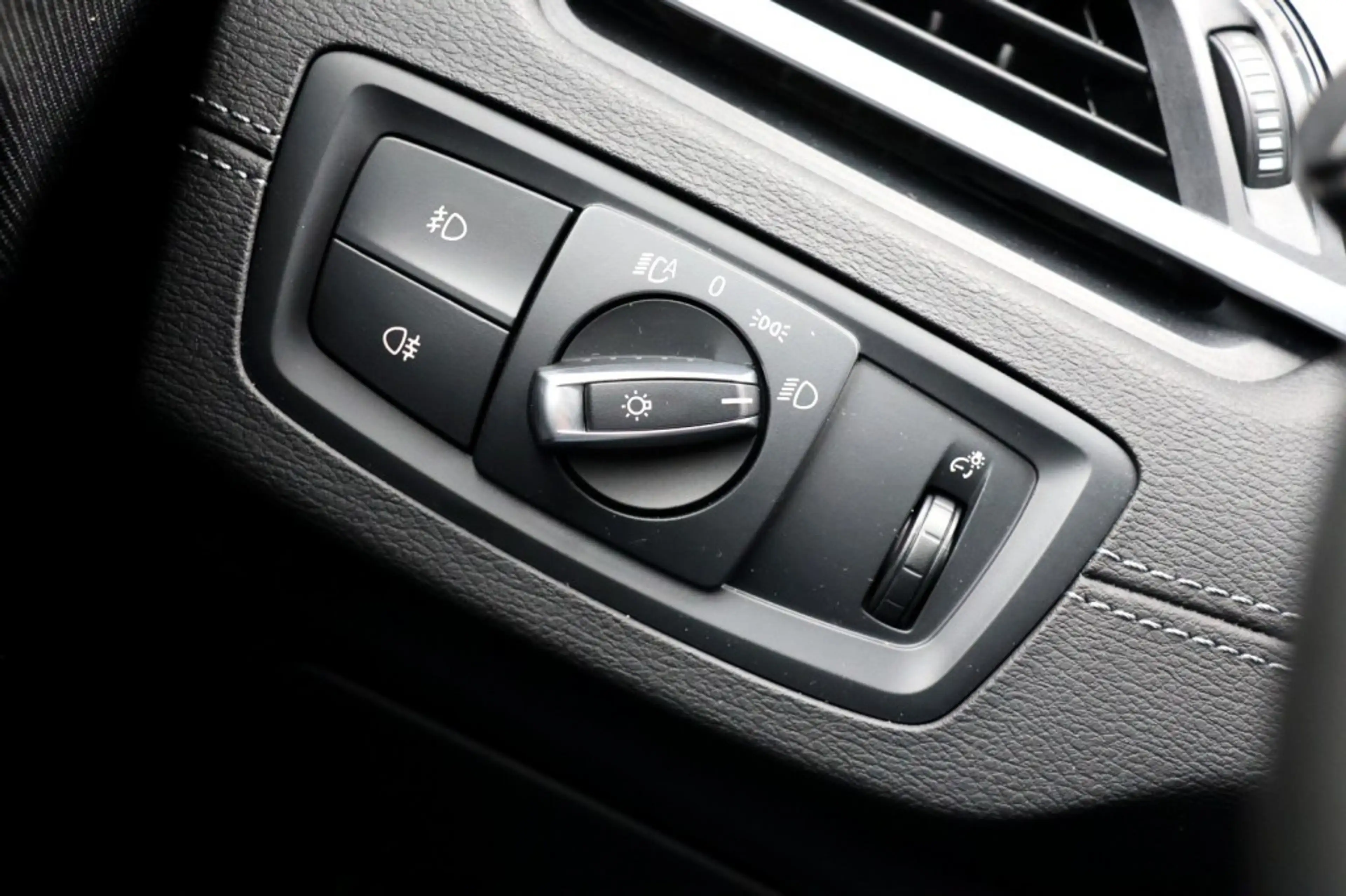 BMW X2 sDrive 18i - 140 pk **Navi / Led / DAB — photo 29