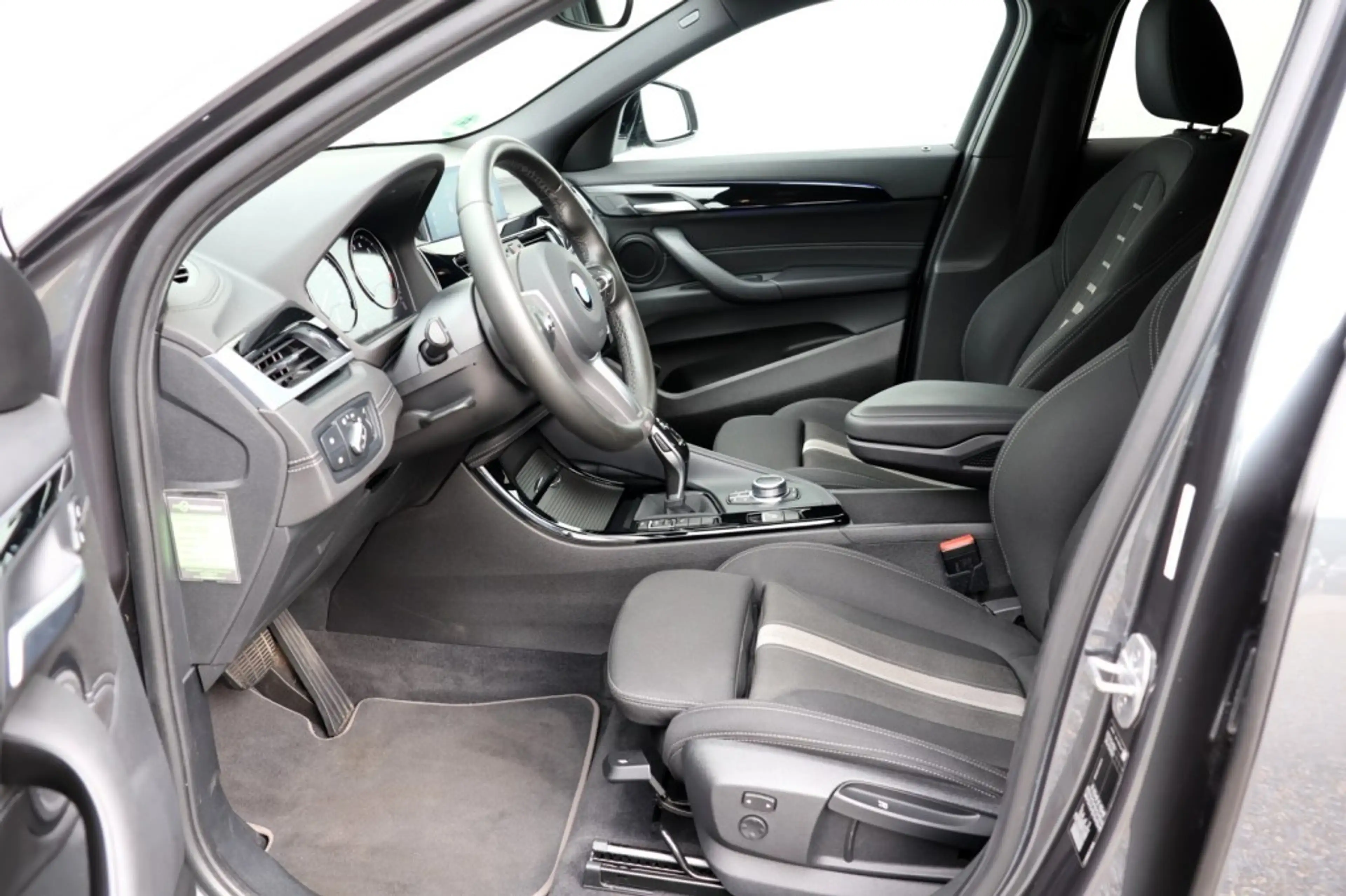 BMW X2 sDrive 18i - 140 pk **Navi / Led / DAB — photo 8