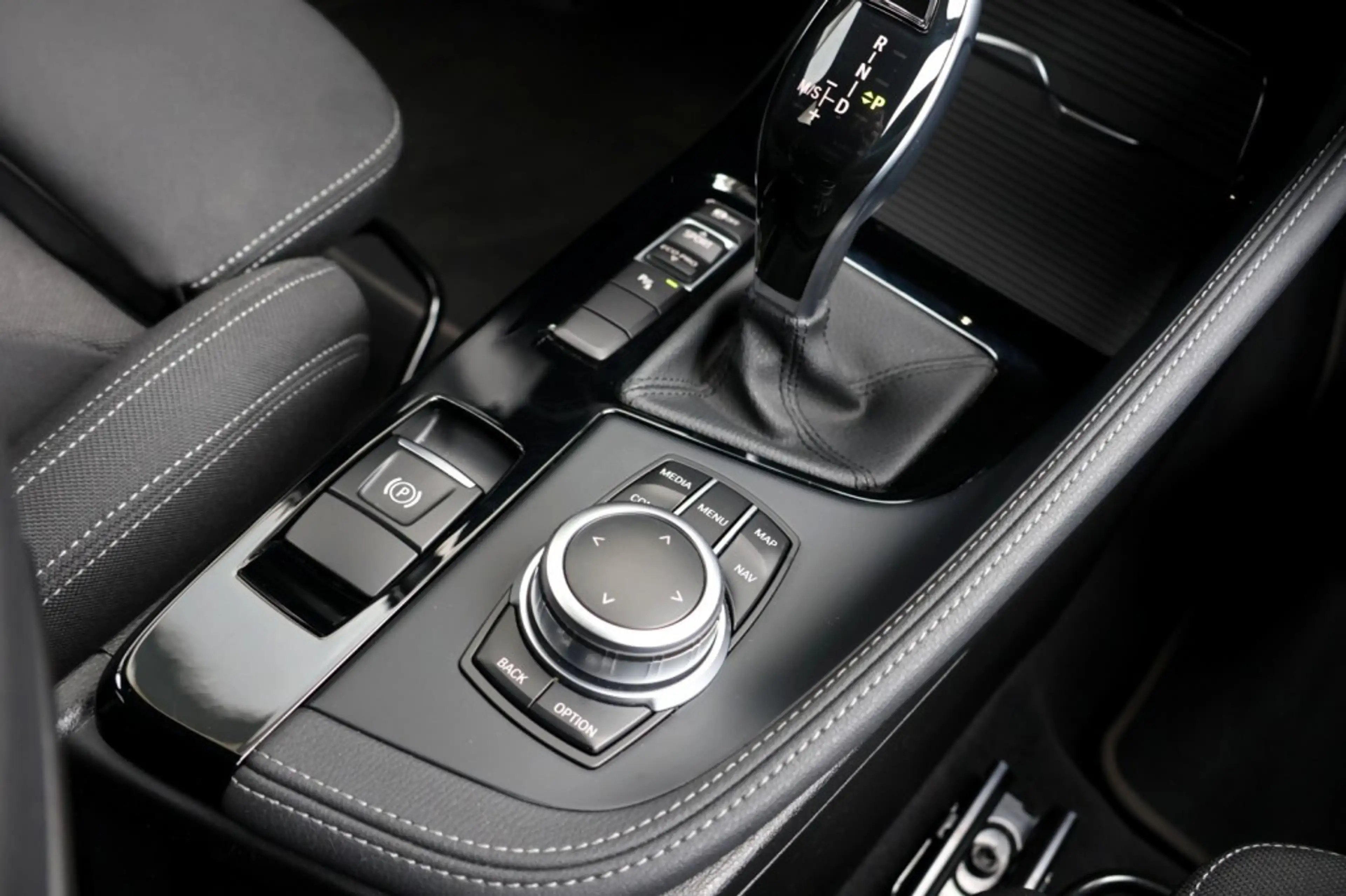 BMW X2 sDrive 18i - 140 pk **Navi / Led / DAB — photo 24