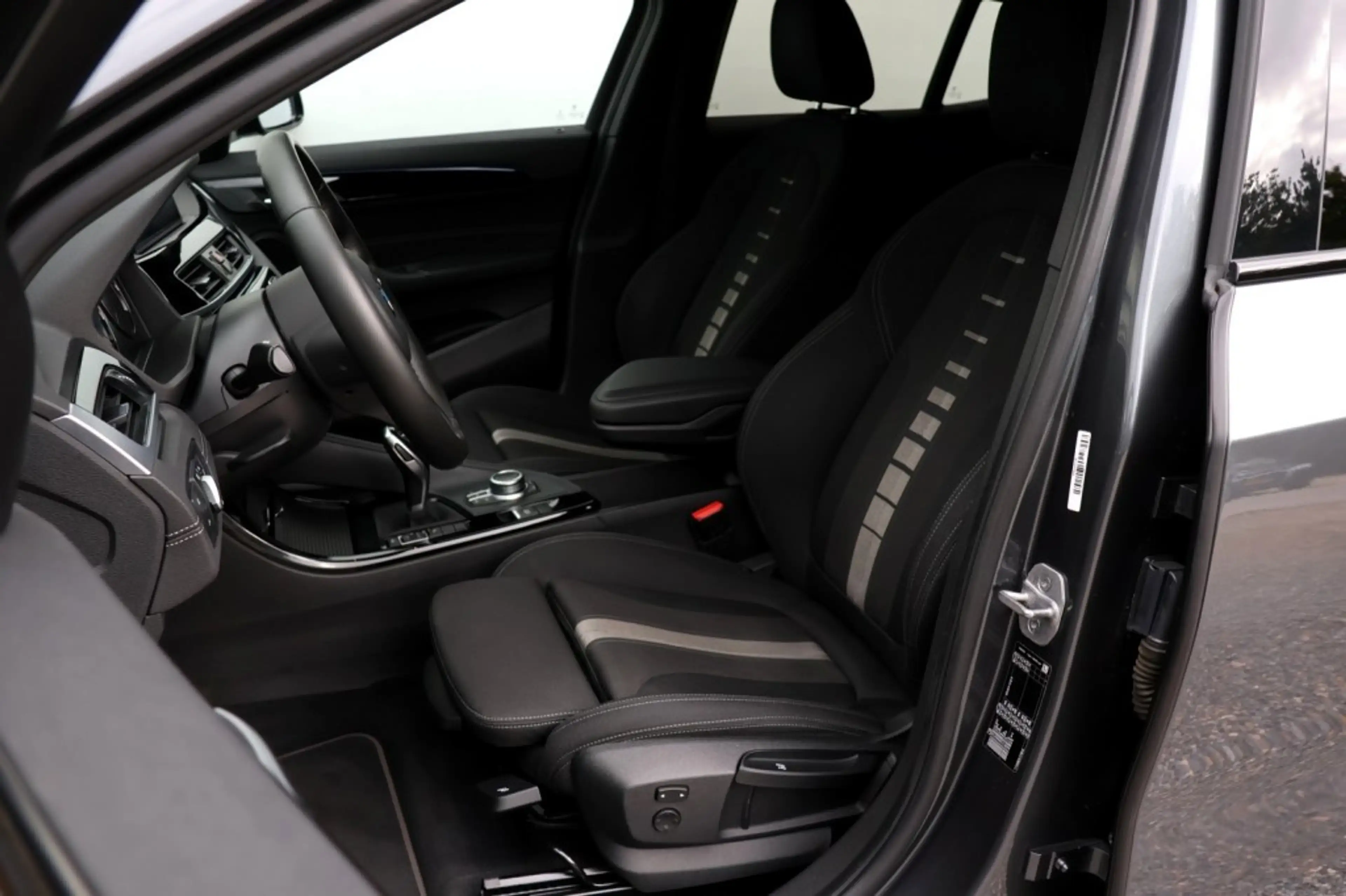 BMW X2 sDrive 18i - 140 pk **Navi / Led / DAB — photo 7