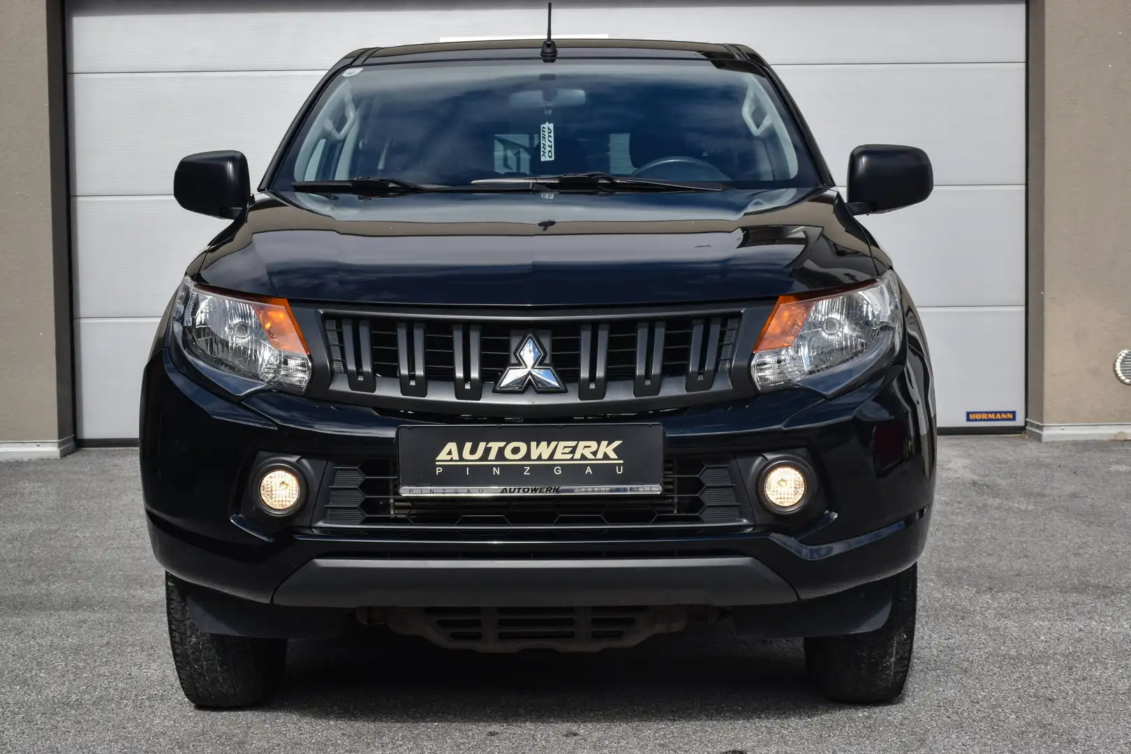 Mitsubishi L200 Doppelkabine 2.4 DI-D 4WD Work Edition Schwarz - 2