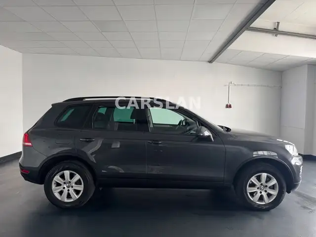 Volkswagen Touareg view 8