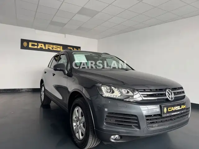 Volkswagen Touareg view 5