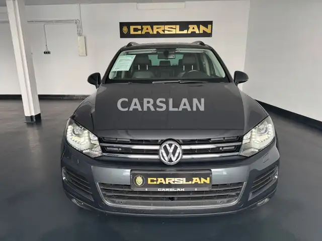 Volkswagen Touareg view 3