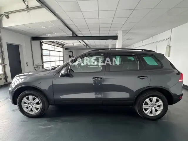 Volkswagen Touareg view 9