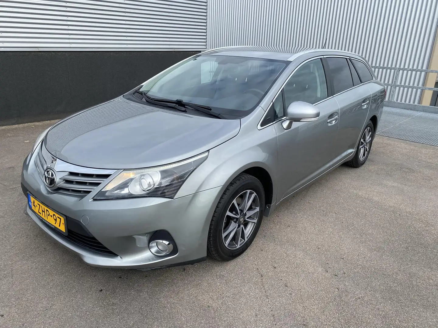 Toyota Avensis Wagon 1.8 VVTi Business Navigatie, Stoel verwarmin Gris - 2