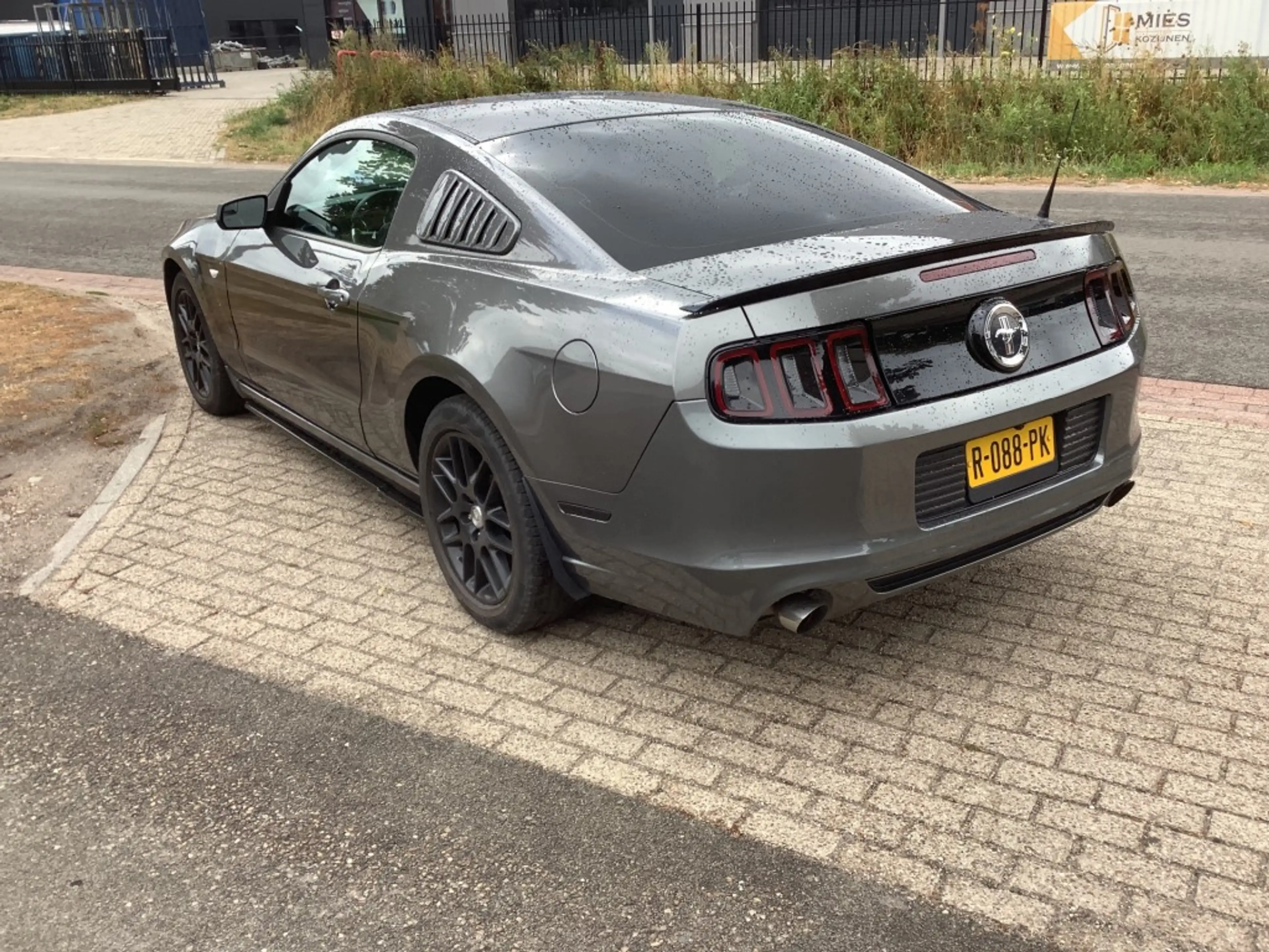 Ford Mustang 3.7 V6 fastback — photo 4