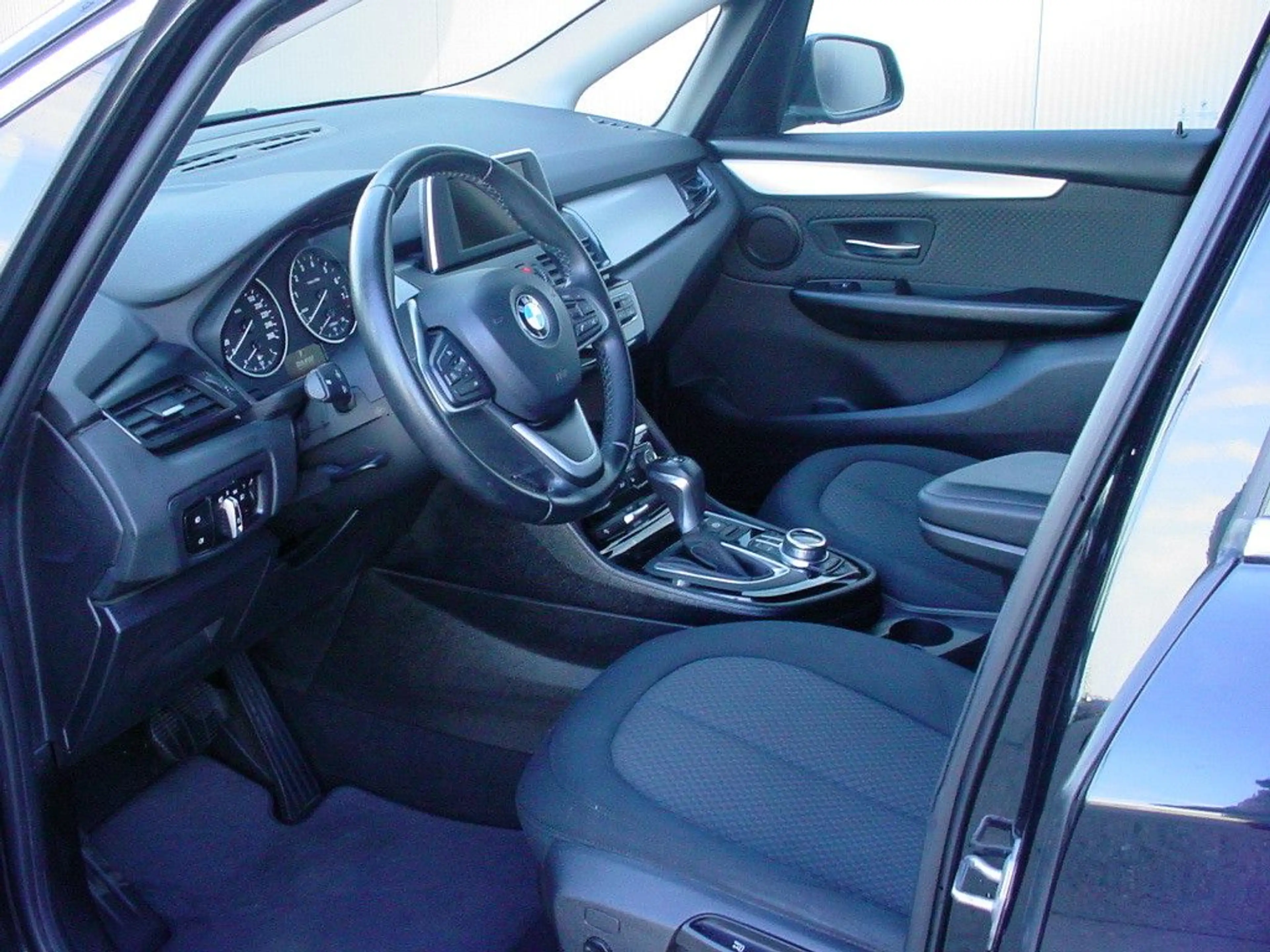 BMW 220 220i*nur 48KM*1.Hand*NAVI *AHK*** — photo 2