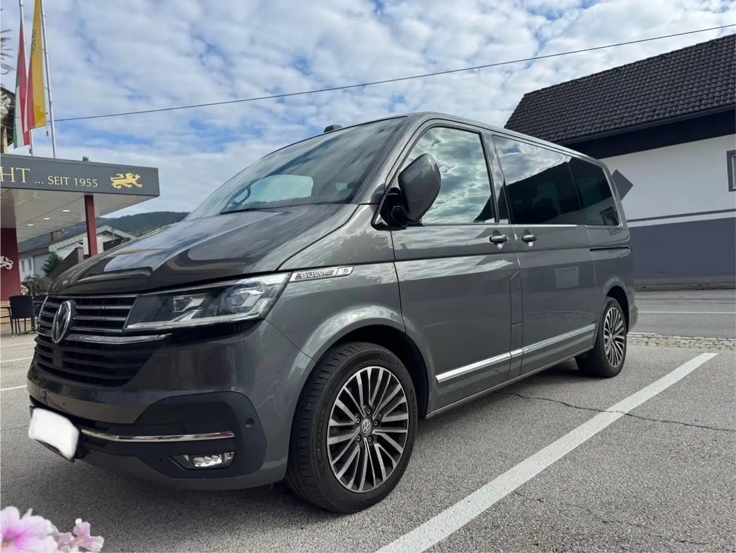 Volkswagen T6.1 Multivan Highline Grau - 2