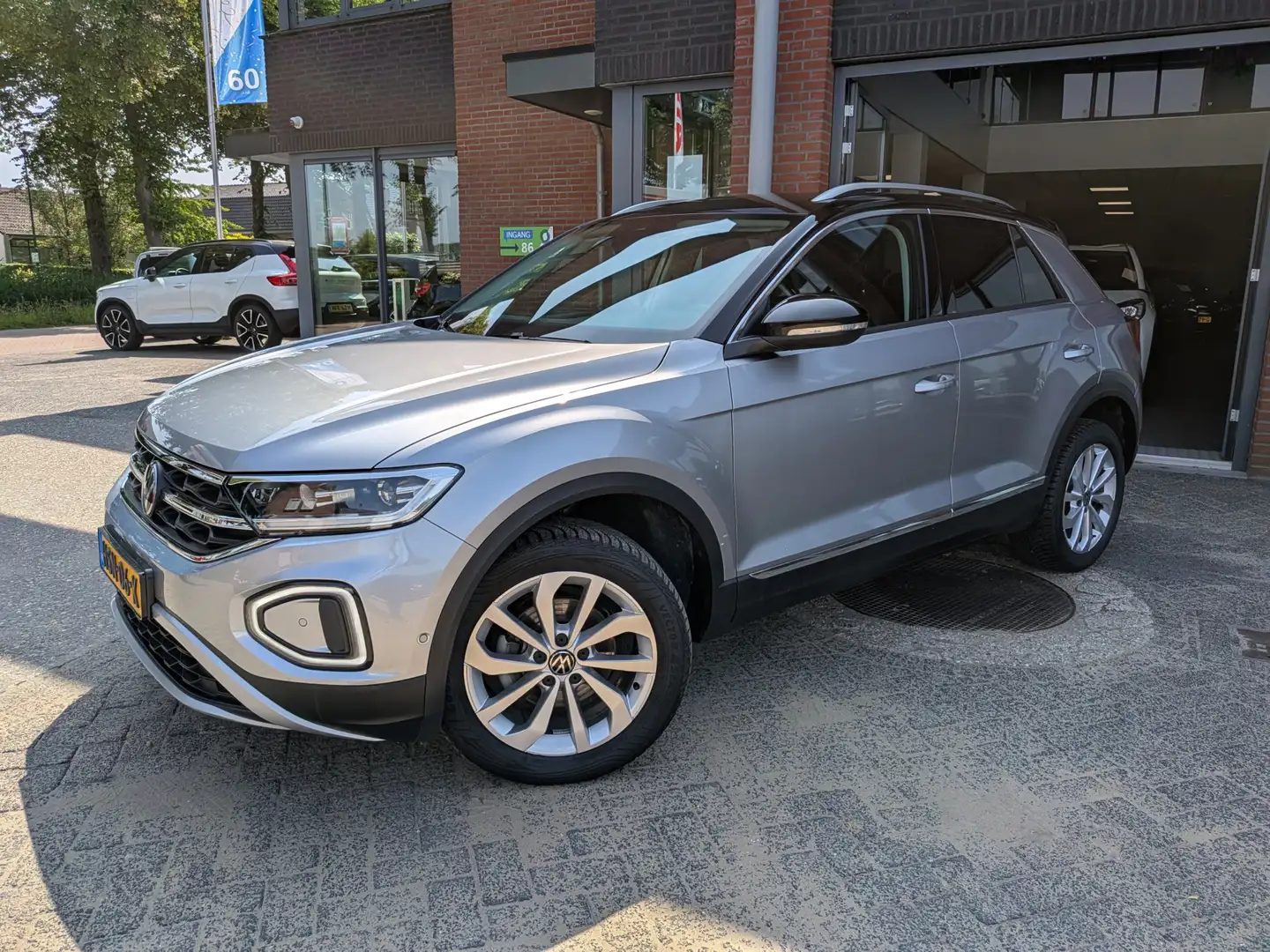 Volkswagen T-Roc 1.5 TSI Style, Trekhaak,Navi,dig dashboard. Grijs - 1