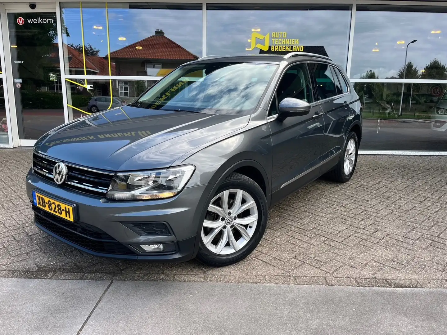 Volkswagen Tiguan 1.4 TSI COMFORTLINE BUSINESS TREKHAAK|CARPLAY|ELEK Grijs - 1