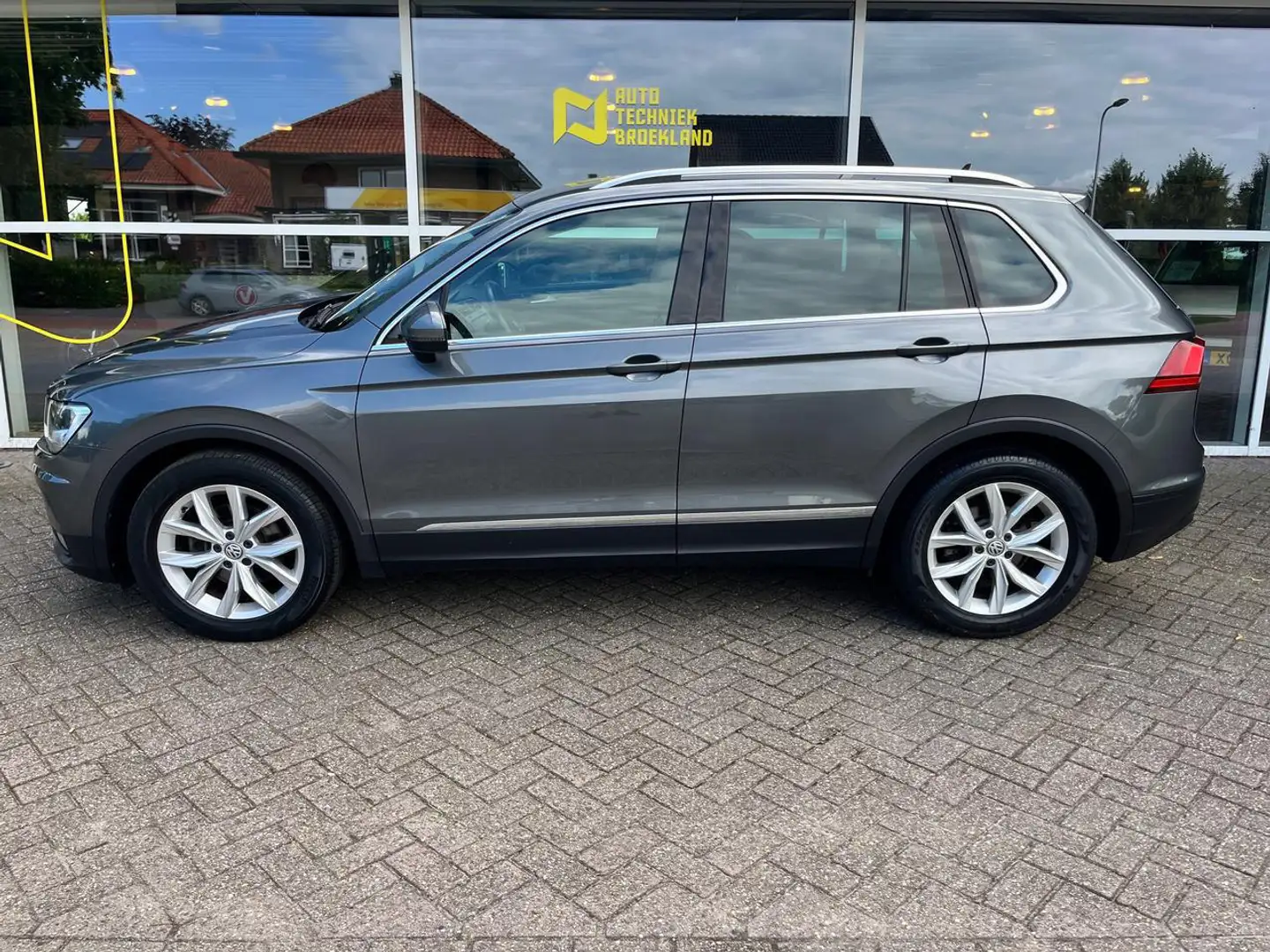 Volkswagen Tiguan 1.4 TSI COMFORTLINE BUSINESS TREKHAAK|CARPLAY|ELEK Grijs - 2