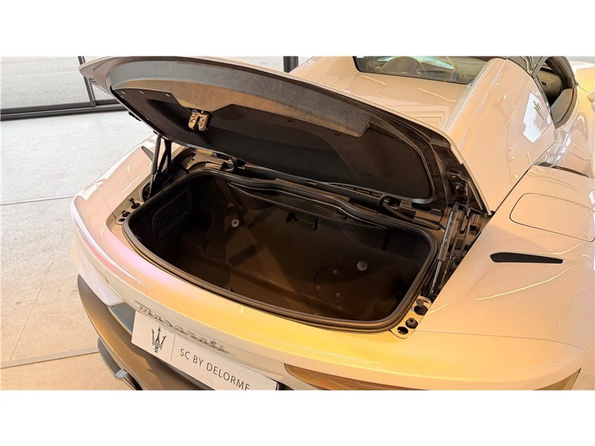 마세라티 MC20 Cabriolet 2026 흰색 사진 7
