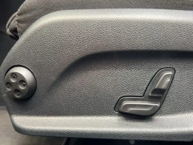Mercedes-Benz C-Class view 18