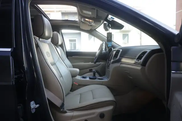 Jeep Grand Cherokee view 13