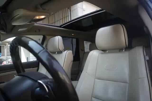 Jeep Grand Cherokee view 18