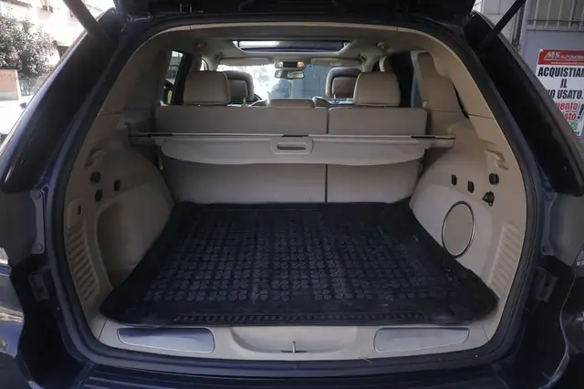 Jeep Grand Cherokee view 20