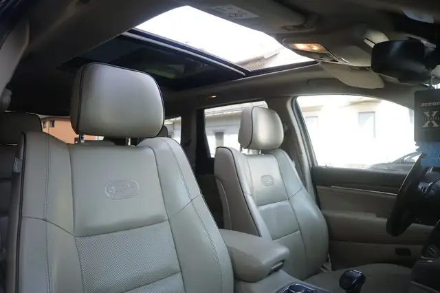 Jeep Grand Cherokee view 3