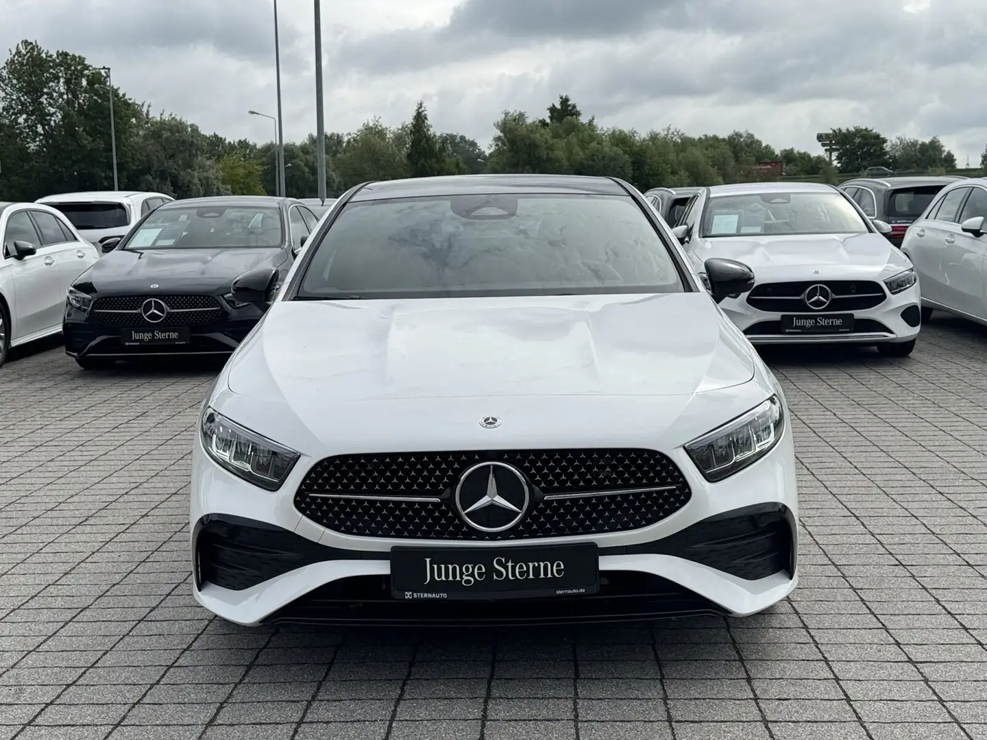 Mercedes-Benz A 200 A 200 AMG Pano KeylessGo Night Kamera DAB AMG Line Weiß - 2