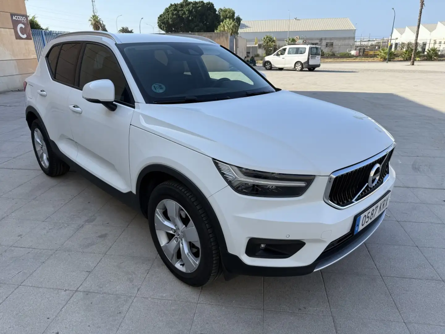 Volvo XC40 D3 Momentum Premium Edition Aut. Weiß - 2