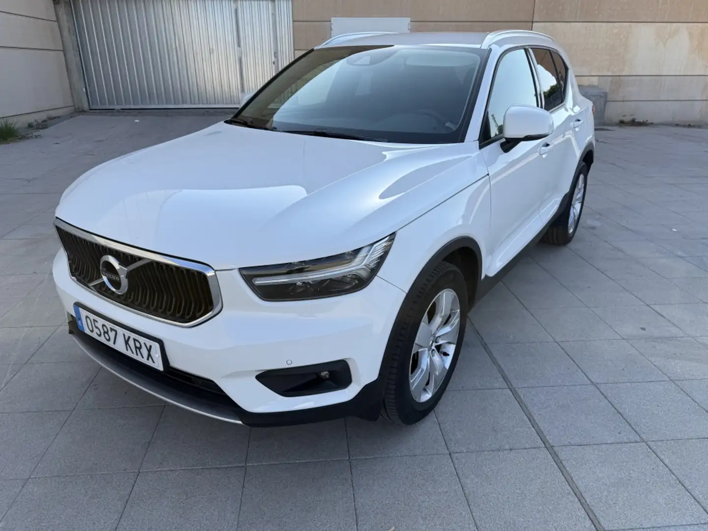 Volvo XC40 D3 Momentum Premium Edition Aut. Weiß - 1