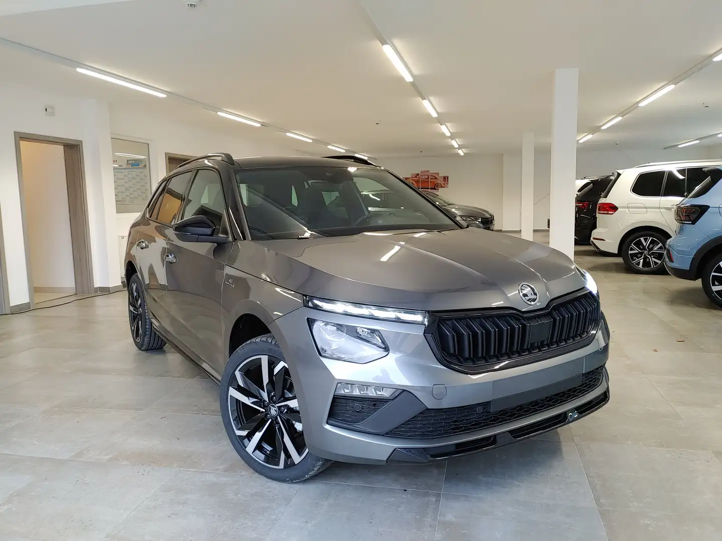 Skoda Kamiq 1.0 TSI DSG Monte Carlo Matrix/AHK/Pano/SmartLink Grau - 2
