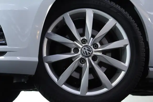 Volkswagen Golf view 4