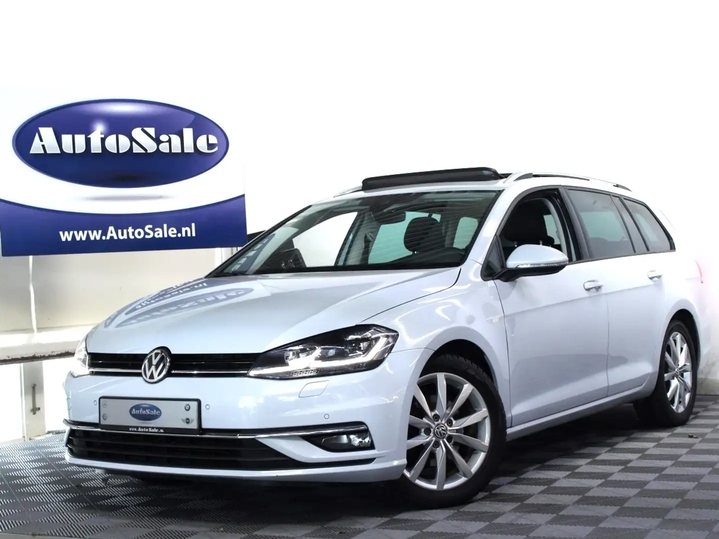 Volkswagen Golf Variant 1.5 TSI DSG Highline PANO VIRTUAL CARPL ACC STUURV Wit - 1