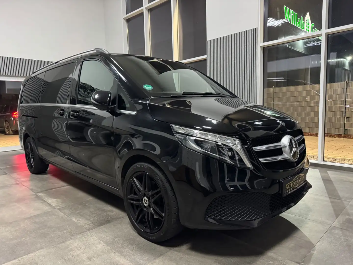Mercedes-Benz V 300 d AVANTGARDE 4MATIC Extra Lang Schwarz - 1