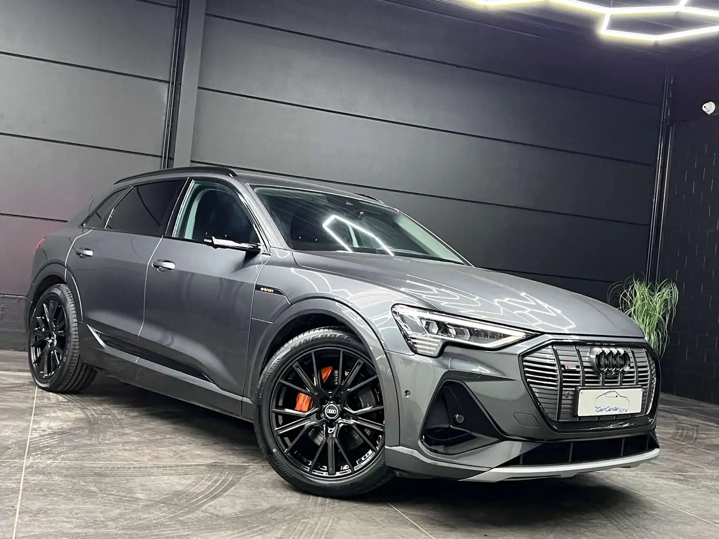 Audi e-tron 55 Quattro 95 kWh * S Line * Shadow line ** Gris - 2