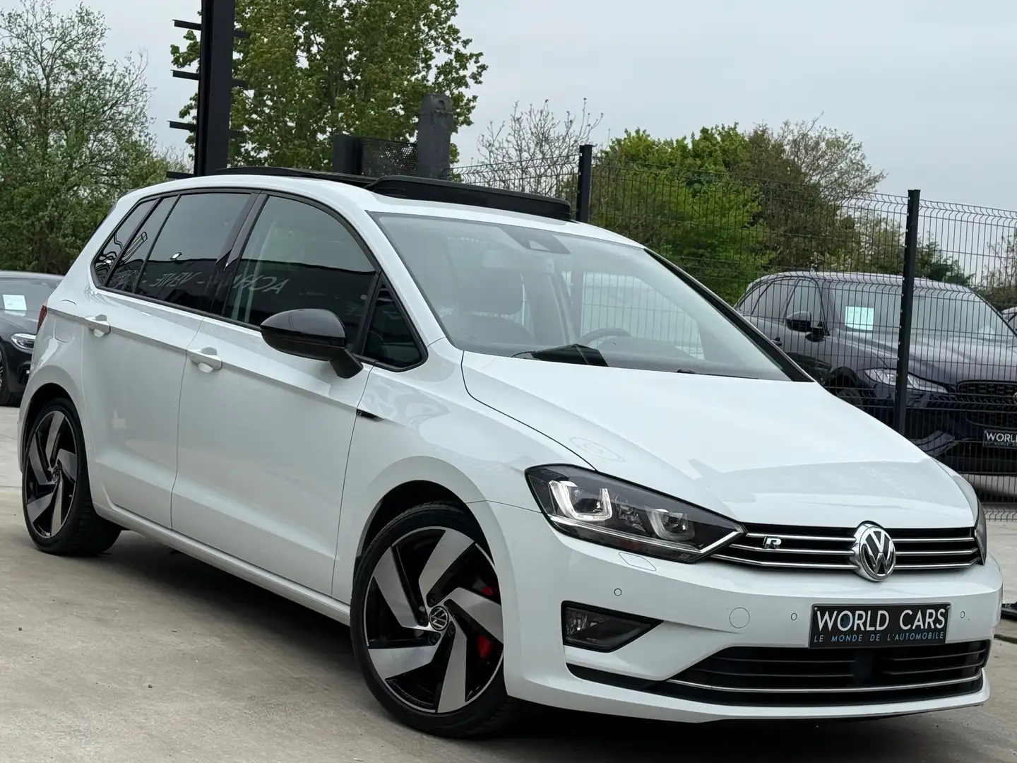 Volkswagen Golf Sportsvan 2.0 CR TDi R LINE DSG TOIT PANO DISTRO CAMERA FULL Wit - 2