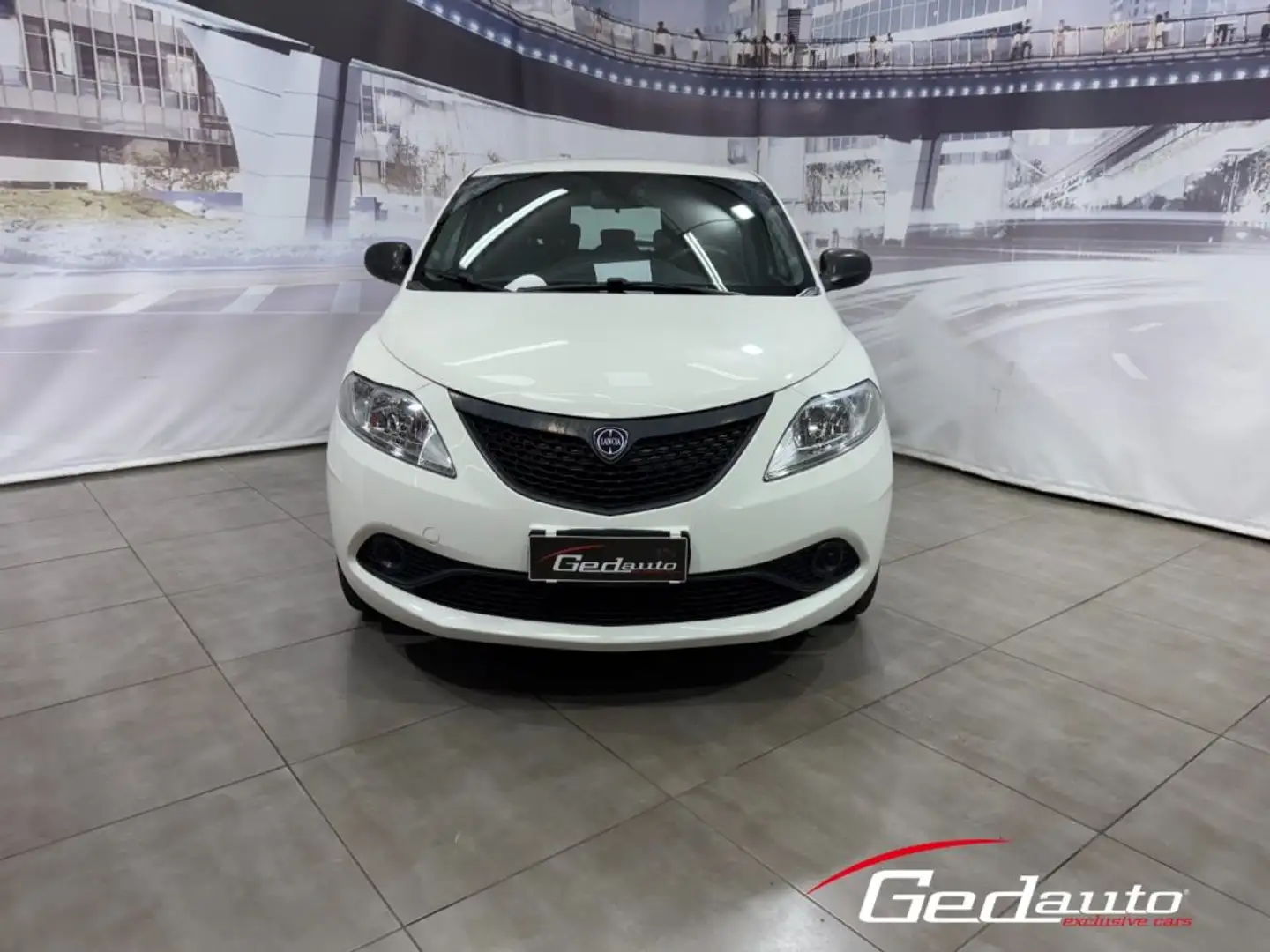 Lancia Ypsilon 1.0 FireFly 5 porte S&S Hybrid Ecochic Gold Bianco - 1