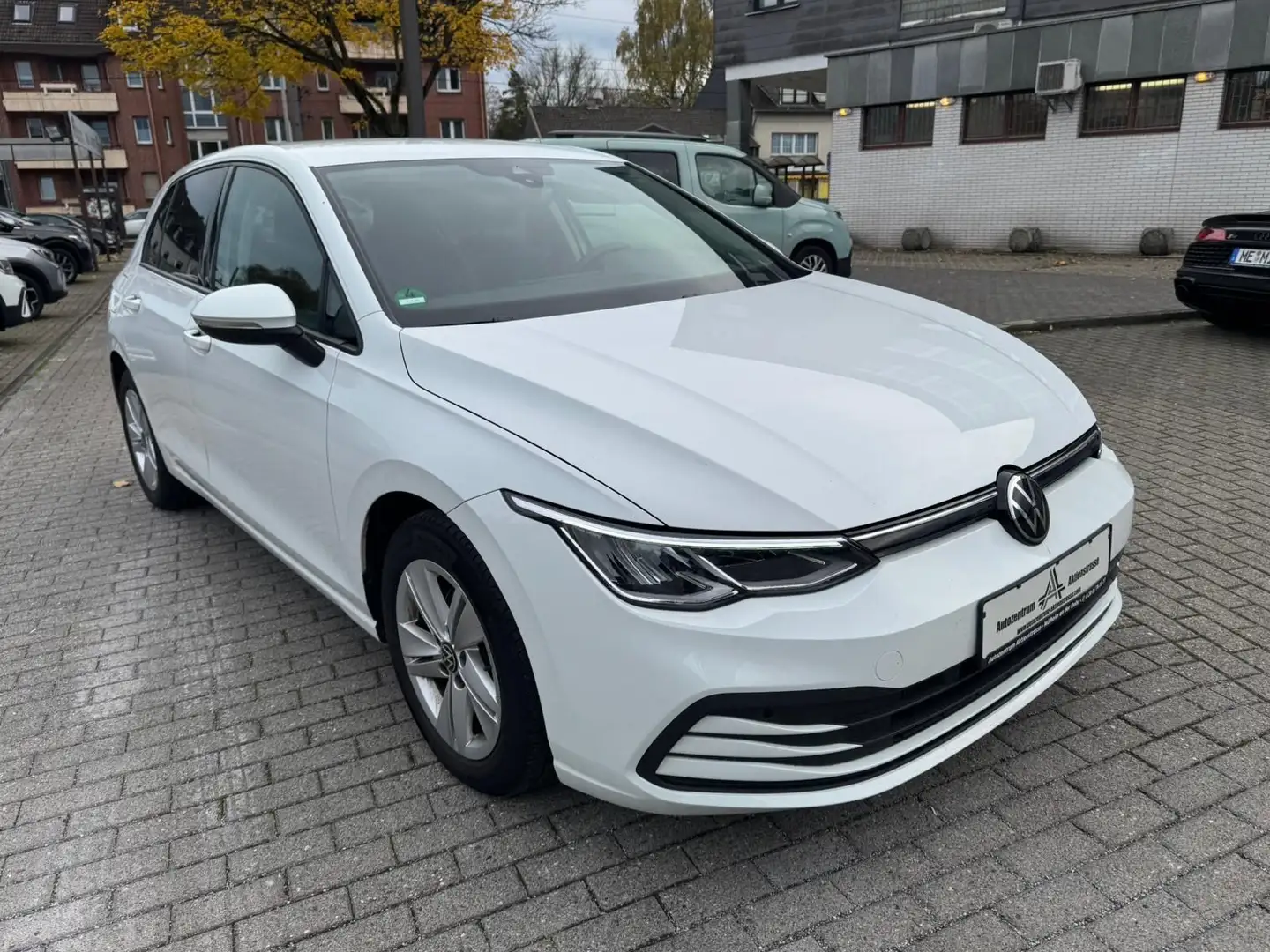 Volkswagen Golf VIII Lim. Life NAVI LED PDC 1.Hand Weiß - 2