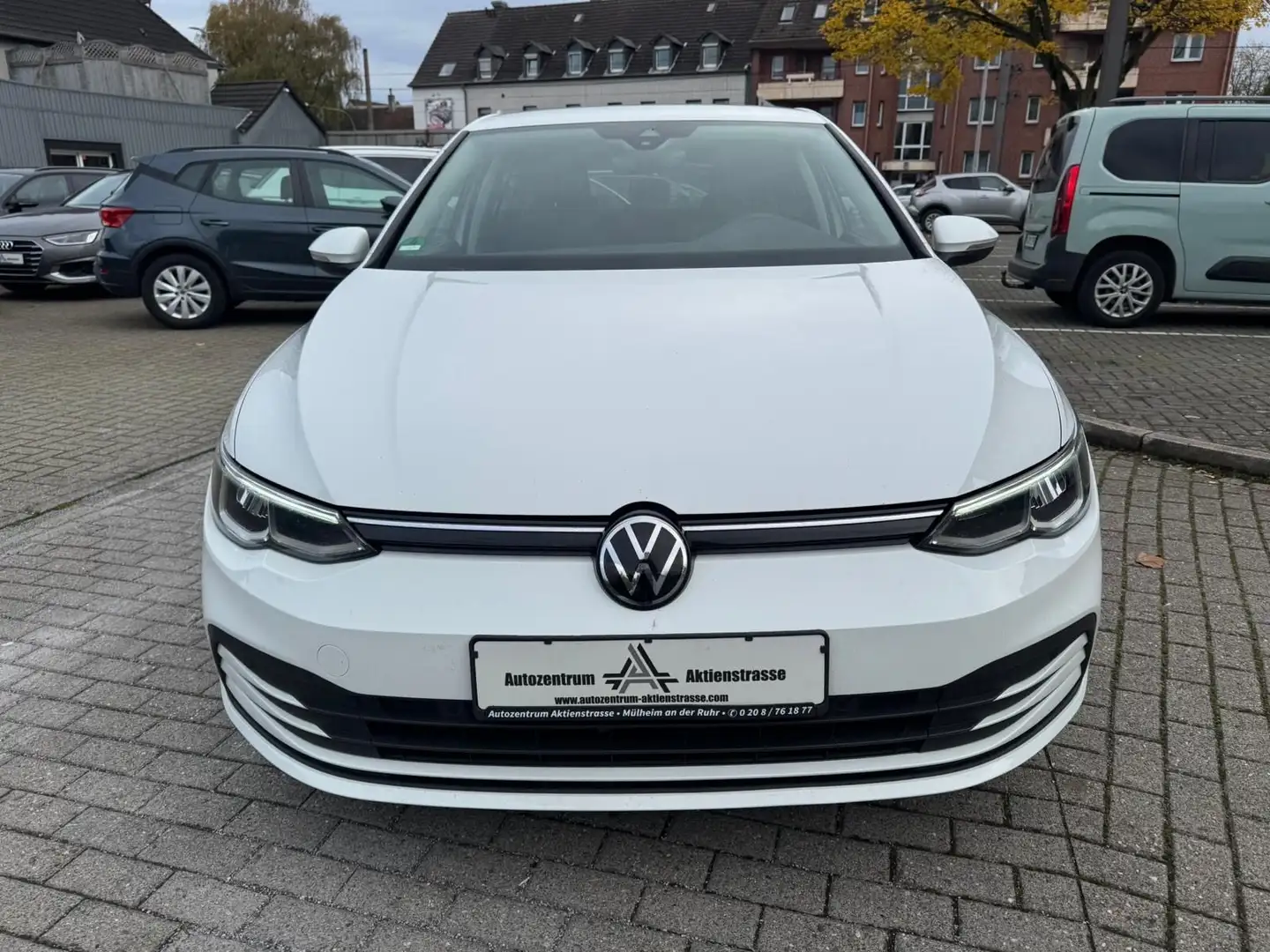 Volkswagen Golf VIII Lim. Life NAVI LED PDC 1.Hand Weiß - 1