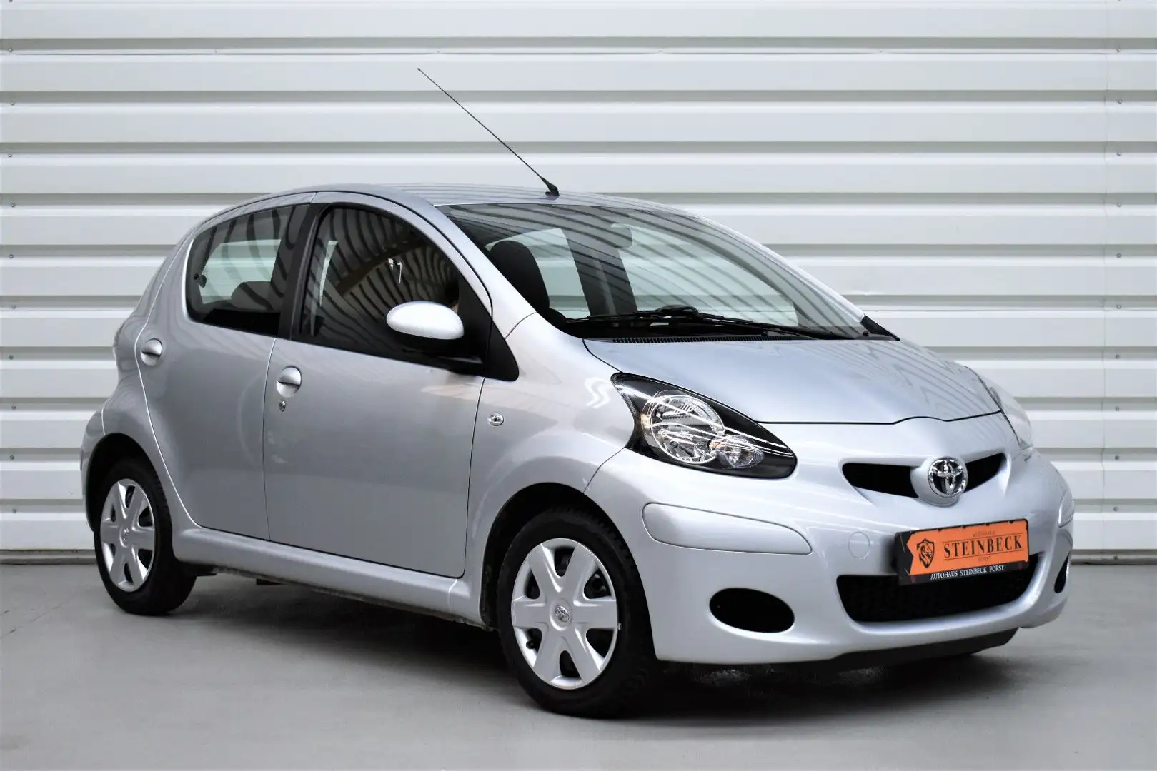Toyota Aygo Cool+1.Hand+Klima+Automatik+Nur 13.700KM Silber - 1