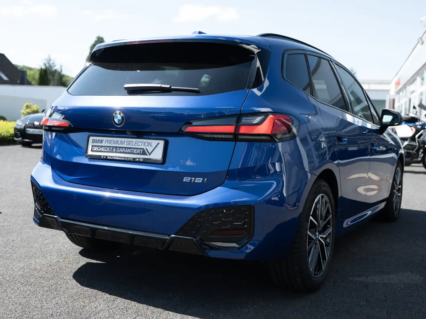 BMW 218 i Active Tourer M-Sport PANO AHK LED NAVI Blau - 2
