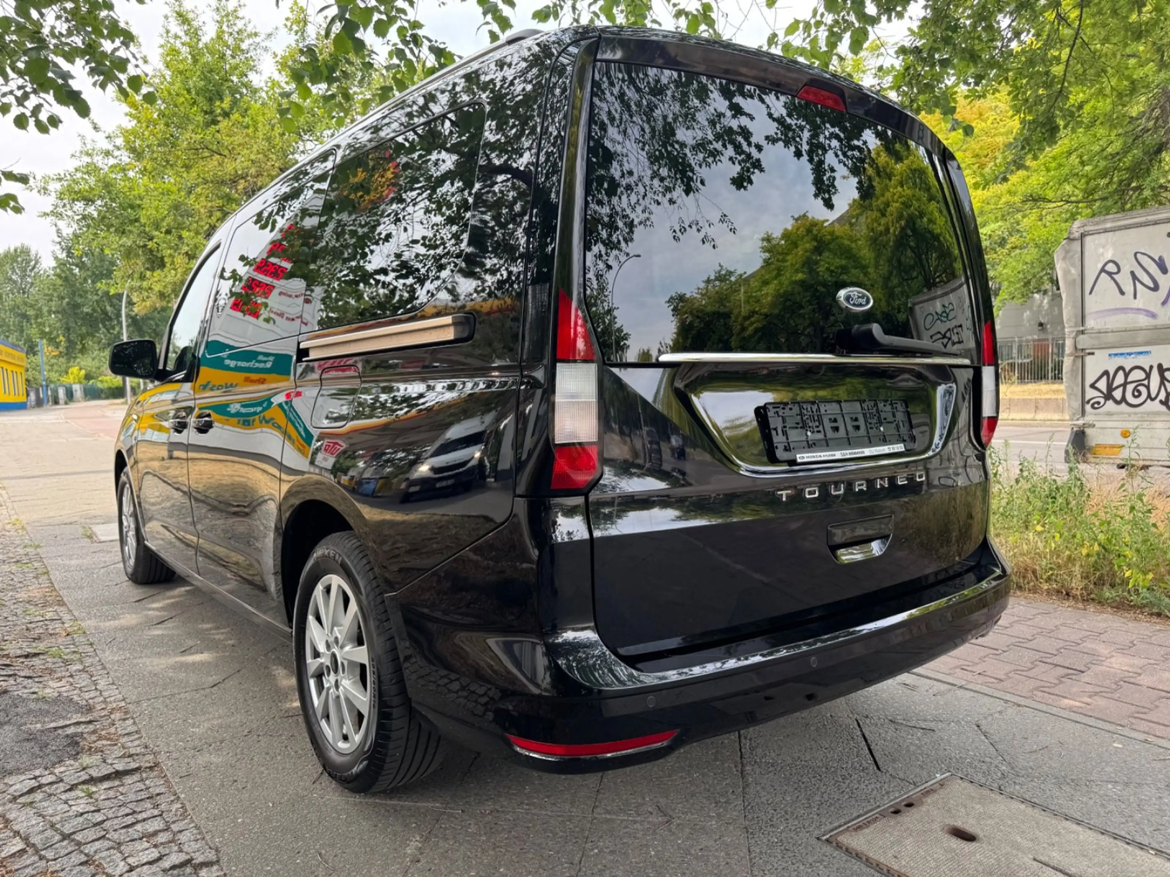 Ford Grand Tourneo Connect Titanium — photo 9