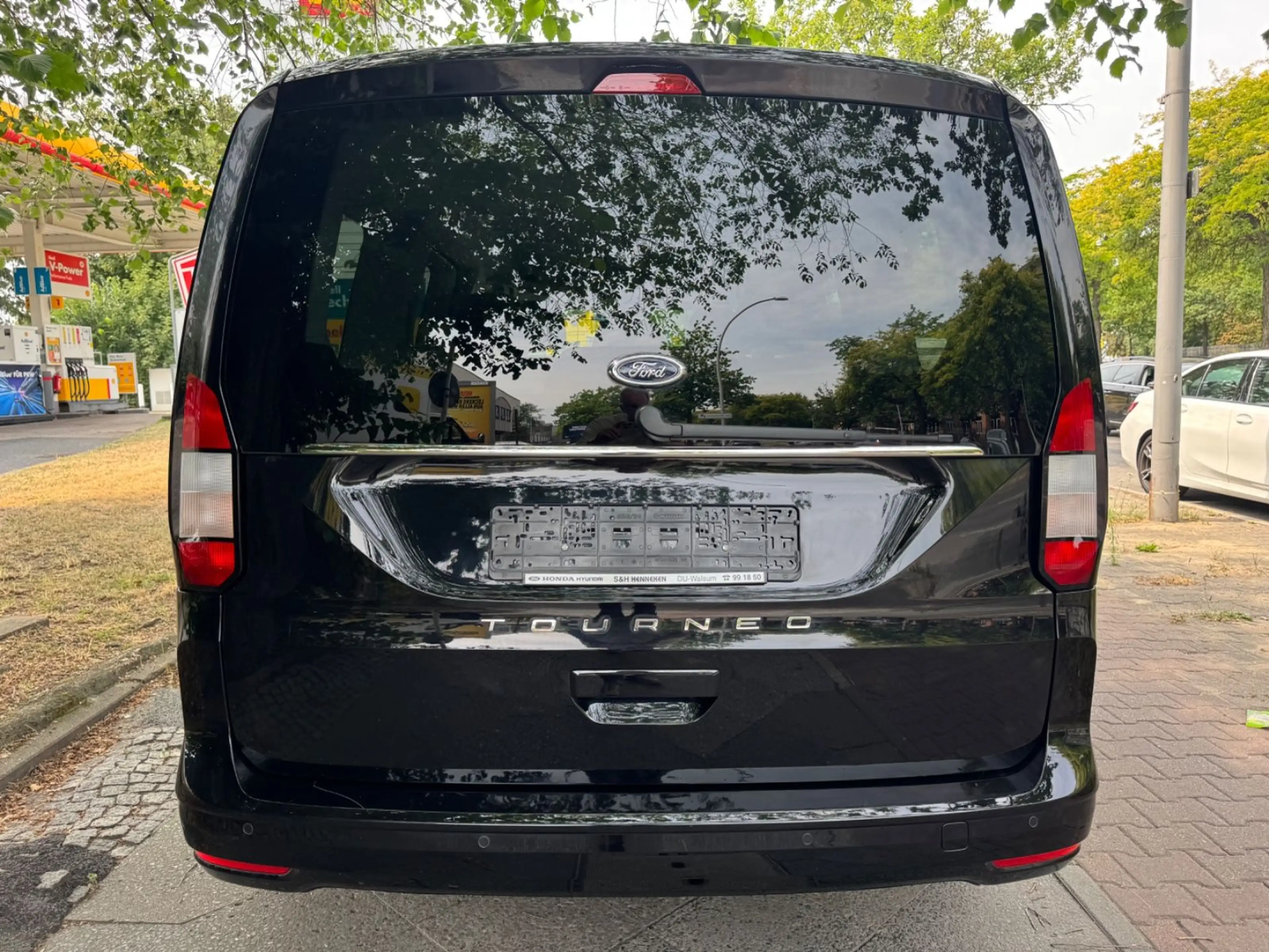 Ford Grand Tourneo Connect Titanium — photo 10