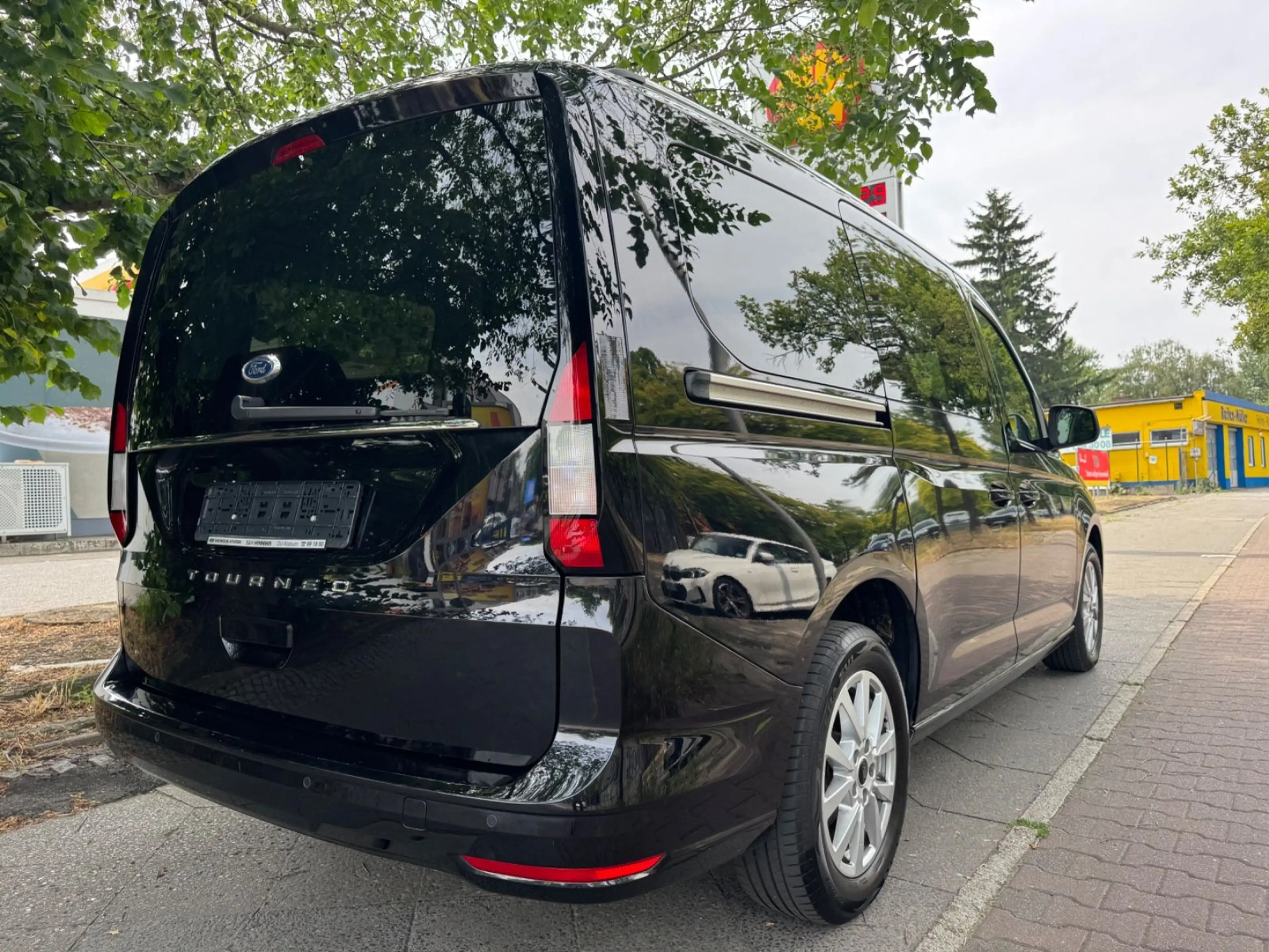 Ford Grand Tourneo Connect Titanium — photo 7