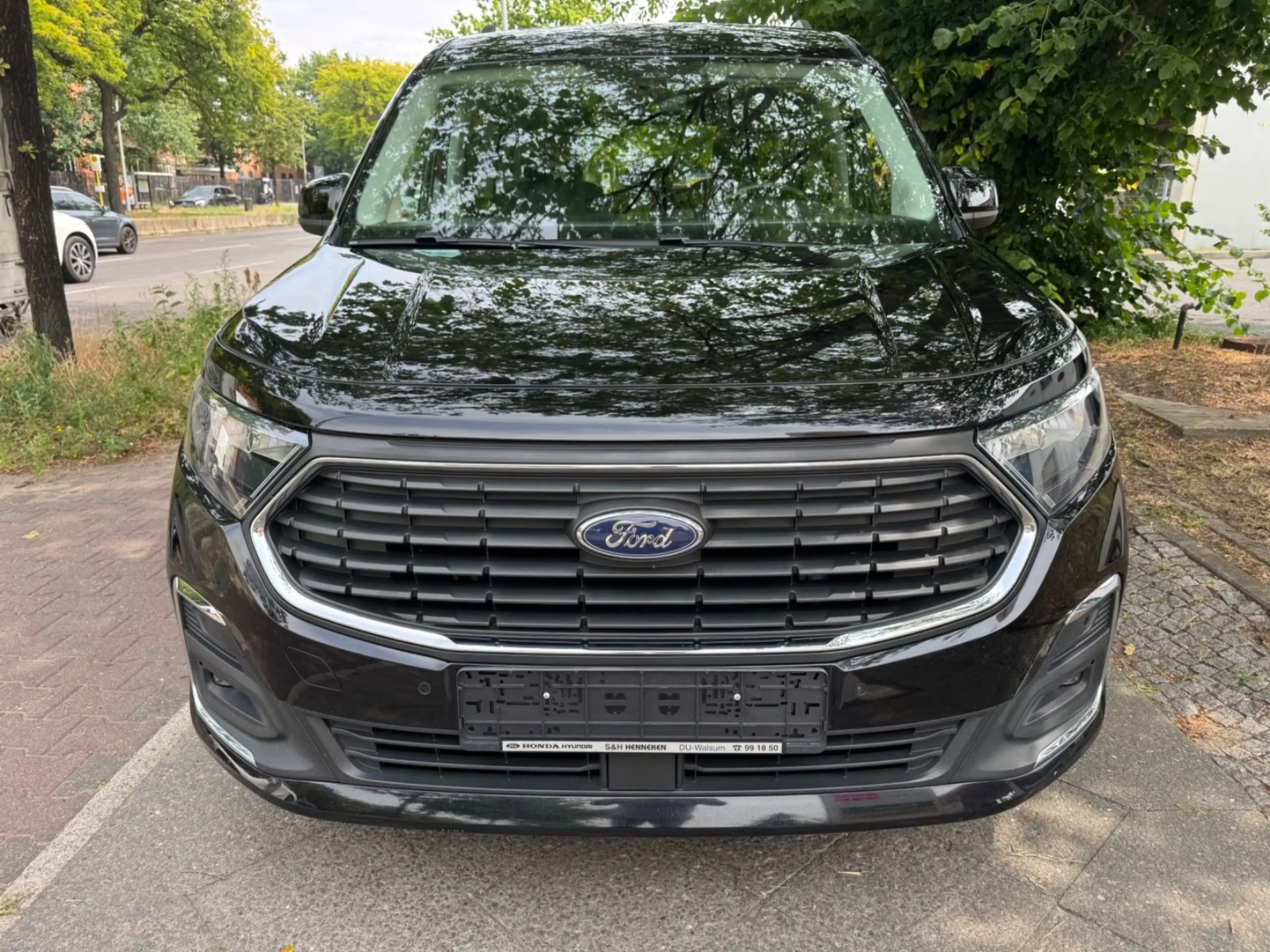 Ford Grand Tourneo Connect Titanium — photo 3