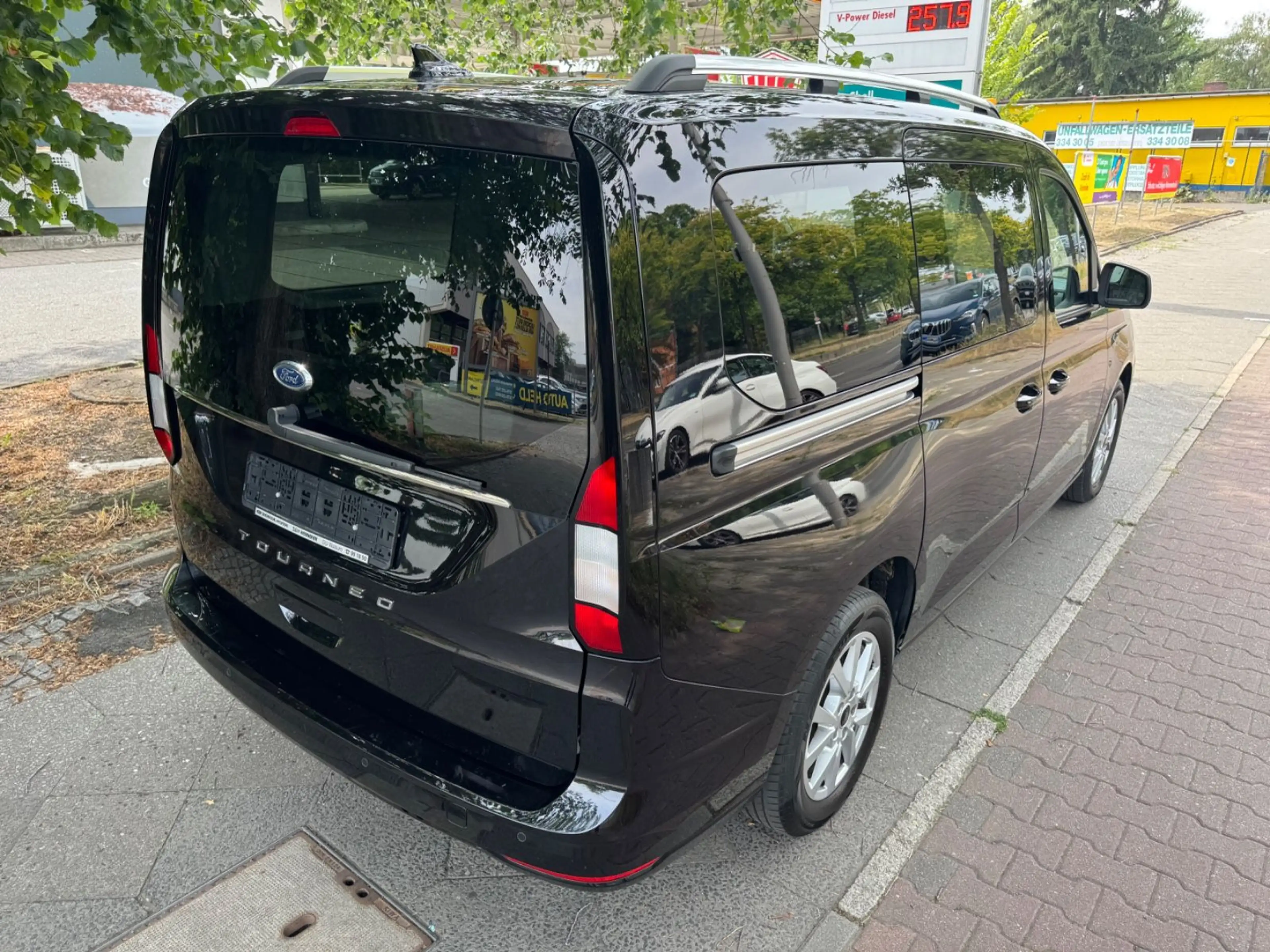 Ford Grand Tourneo Connect Titanium — photo 6